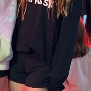 Ivivia also know as kid lululemom Nothin wrong,I’m 5’6 and it’s a little to shor